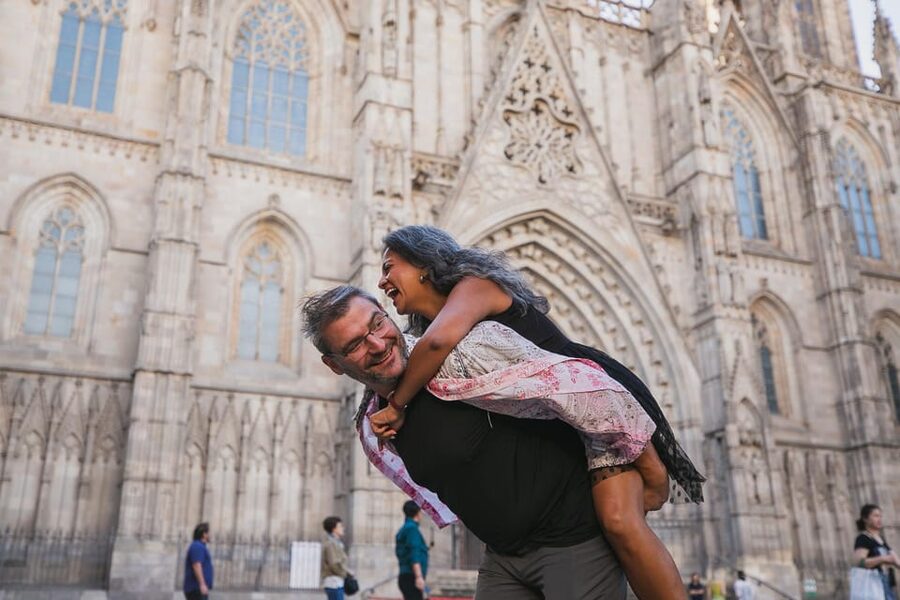 Barcelona: Gothic Quarter Private Photoshoot Experience - Learning to pose without looking stiff