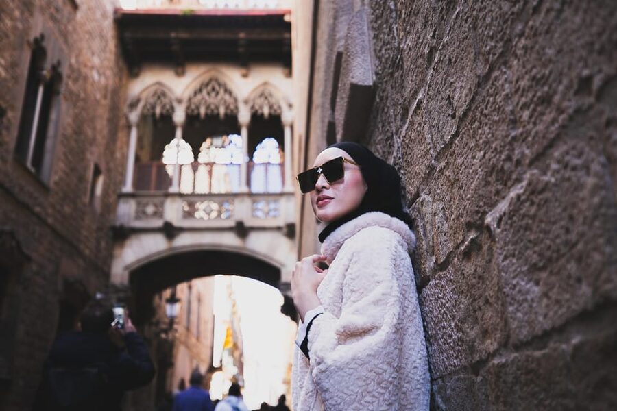 Barcelona: Gothic Quarter Private Photoshoot Experience - Timing, light, and Barcelona’s busy streets