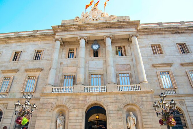 Barcelona Gothic Quarter Scavenger Hunt and City Highlights Walking Tour - What the app adds, and what it cannot do
