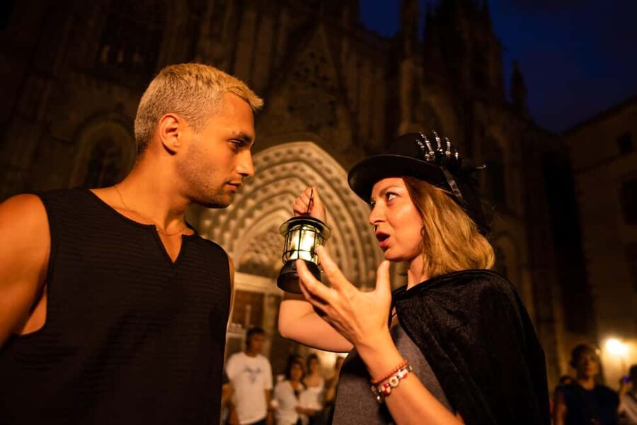 Barcelona: Gothic Quarter Tour Dark History & Ghosts Tour - What the guides do well