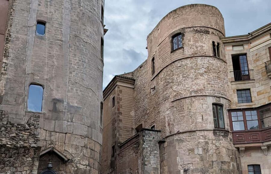 Barcelona: Gothic Quarter Walking Tour - Santa Maria del Mar and the working city