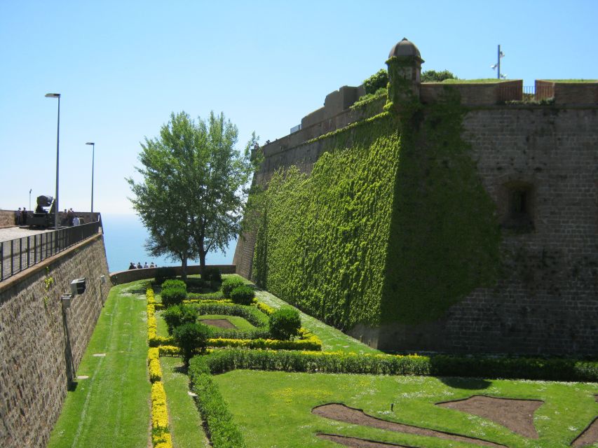 Barcelona: Gothic Quarter Walking Tour w/ Montjuïc Cable Car - Key points to know before booking