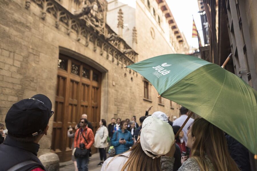 Barcelona: Gothic Quarter Walking Tour w/ Montjuïc Cable Car - Who should book this Barcelona tour?