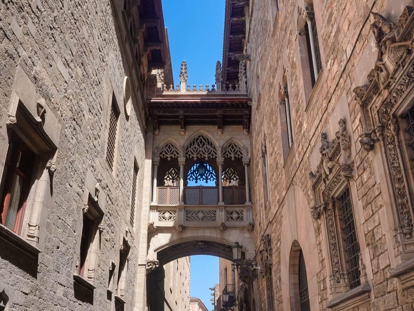 Barcelona: Gothic Quarter Walking Tour w/ Montjuïc Cable Car - The panoramic coach route and Passeig de Gràcia