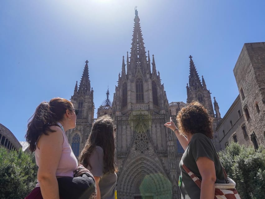 Barcelona: Gothic Quarter Walking Tour w/ Montjuïc Cable Car - Montjuïc Hill and the cable car ride