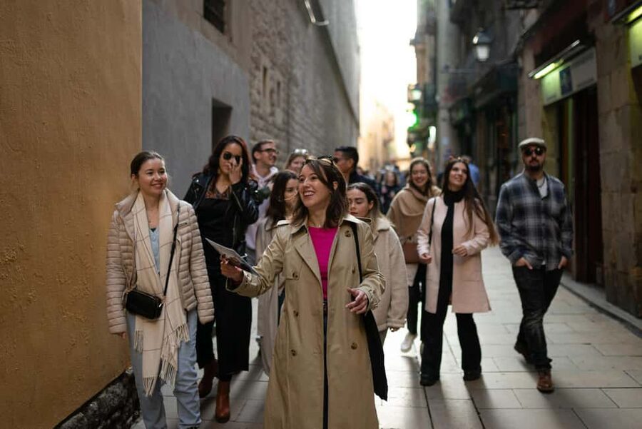 Barcelona: Gothic Quarter Walking Tour with 10+ Attractions - The Kiss of Freedom and the meaning of public spaces