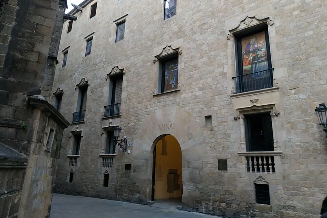 Barcelona Gothic Quarter Walking Tour with Tapas - Meeting at Plaça de Catalunya at 4 pm