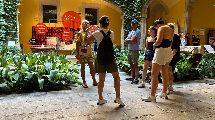 Barcelona Gothic WalkingTour: Roman Walls & Hidden Courtyard - Key points at a glance
