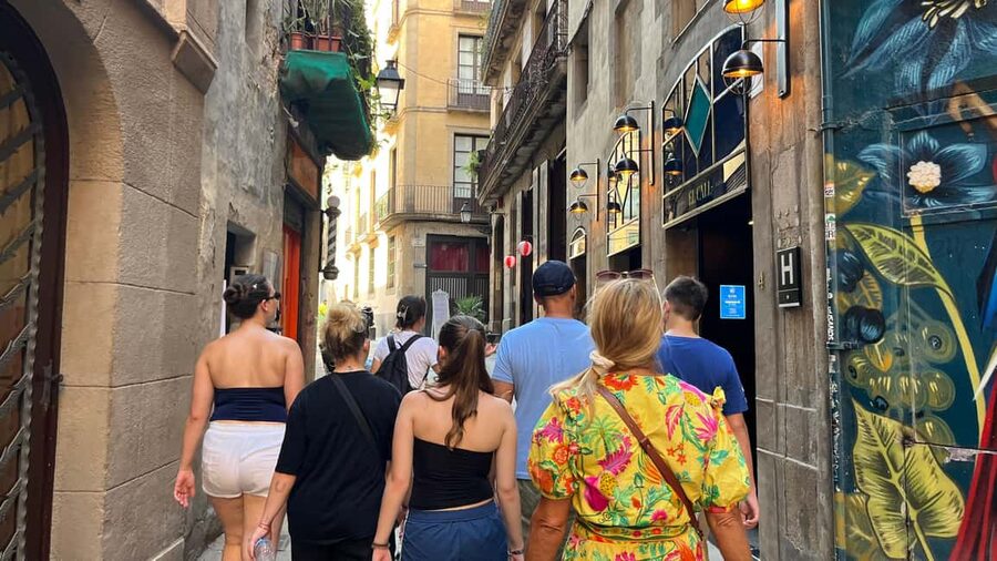 Barcelona Gothic WalkingTour: Roman Walls & Hidden Courtyard - Roman aqueducts and the first clues to Barcelona