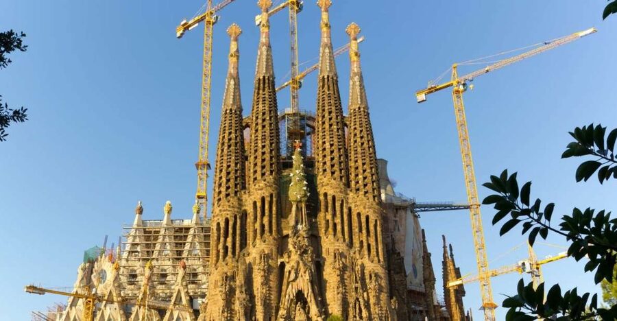 Barcelona: Guided Sagrada Familia Tour & Skip-The-Line Entry - Who will enjoy this two-hour format
