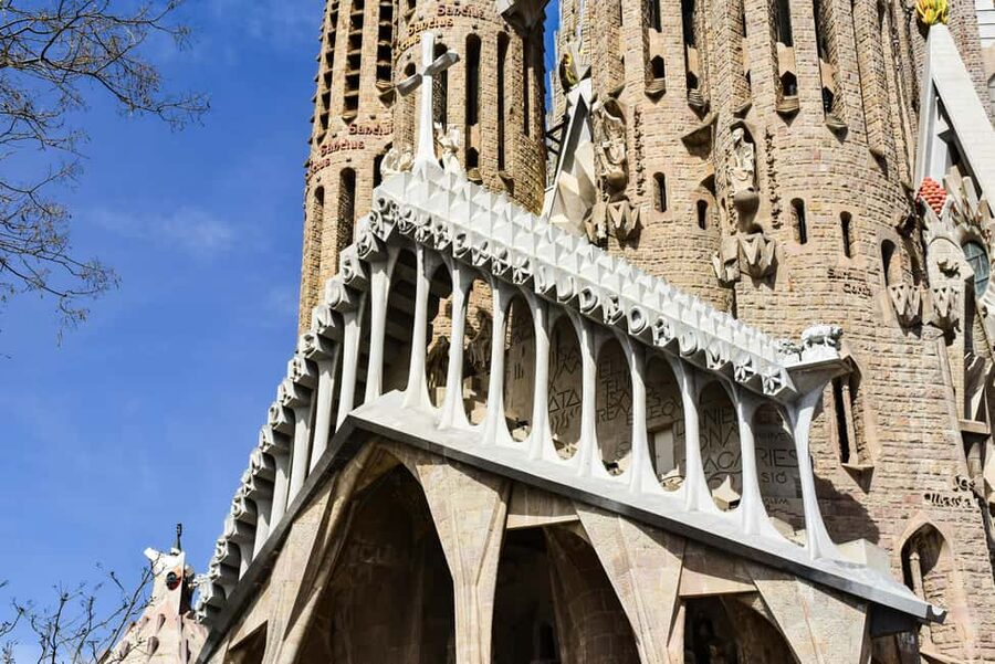 Barcelona: Guided tour e-bike Barcelona historical and modernist Barcelona - The two tour lengths and what you gain