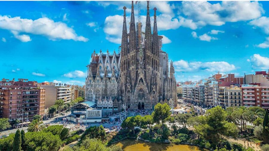 Barcelona: Guided tour of the Sagrada Familia - Finding the symbols in the columns and ceiling