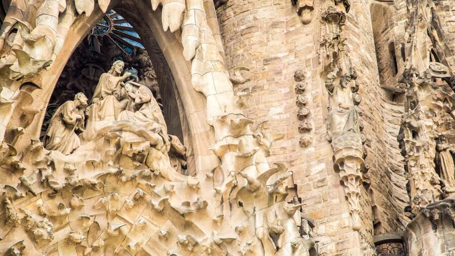 Barcelona: Guided tour of the Sagrada Familia - Comparing the Nativity and Passion Façades