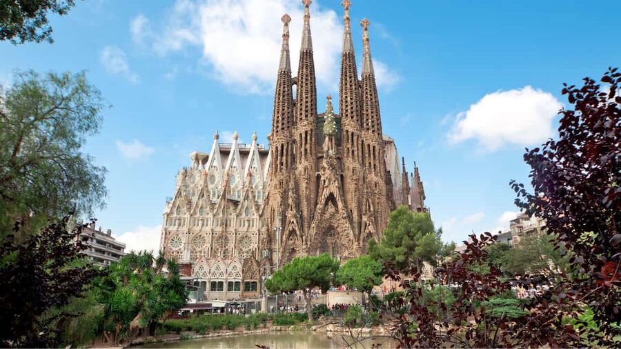 Barcelona: Guided tour of the Sagrada Familia - The stone forest inside Sagrada Familia