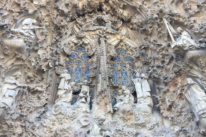Barcelona: Highlights of Sagrada Familia Max 6 People Guided Tour - What skip-the-line entry really saves