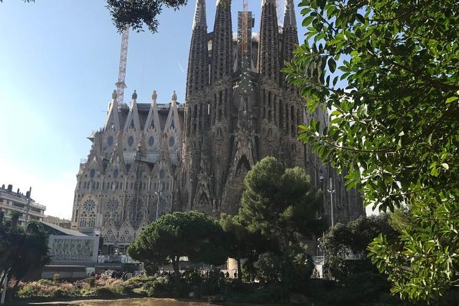 Barcelona: Highlights of Sagrada Familia Max 6 People Guided Tour - Why six people changes the experience