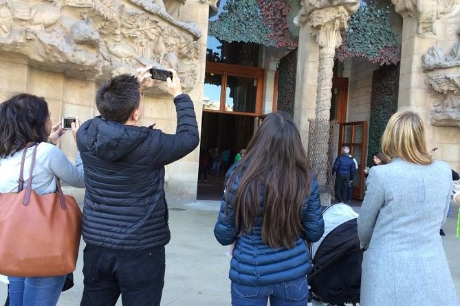 Barcelona: Highlights of Sagrada Familia Max 6 People Guided Tour - Who should book this two-hour visit