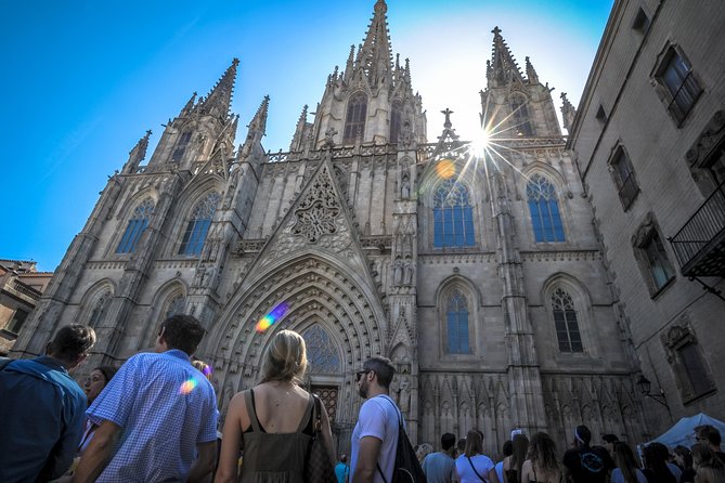 Barcelona Highlights & Sagrada Familia Tour: Priority Access - Montjuïc gives you room to breathe