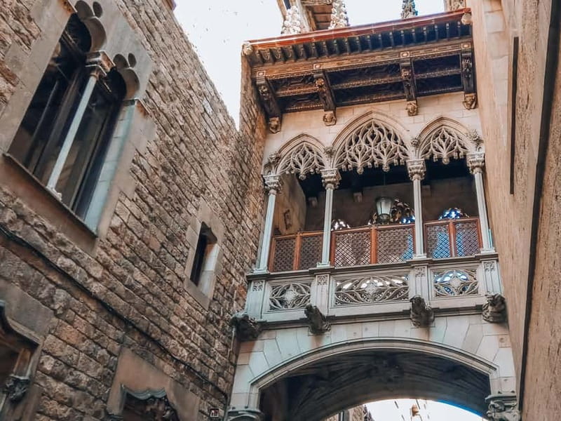 Barcelona: Introduction to the Gothic Quarter Walking Tour - What the small group changes