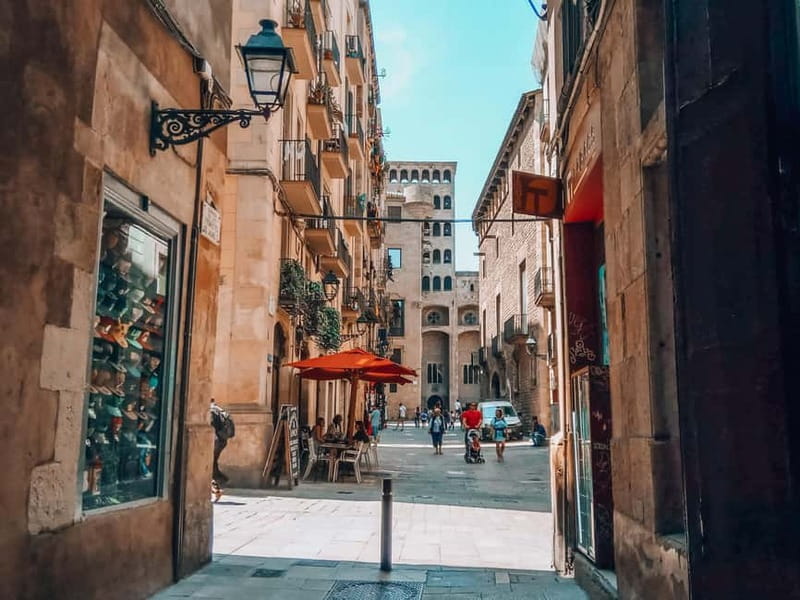 Barcelona: Introduction to the Gothic Quarter Walking Tour - The guide’s style and the final local advice