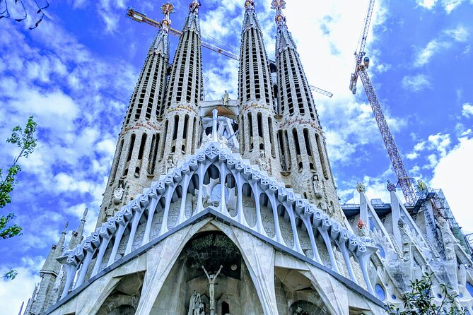 Barcelona La Sagrada Familia Guided Tour with Tickets - The interior: look up, then look closer