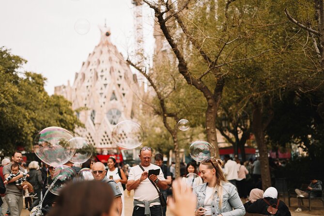 Barcelona La Sagrada Familia Guided Tour with Tickets - Staying inside after the guided hour
