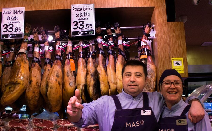 Barcelona: Market, Tasty Tapas/Food and Gothic History Tour - Catalan classics: botifarra, tomato bread, and salad