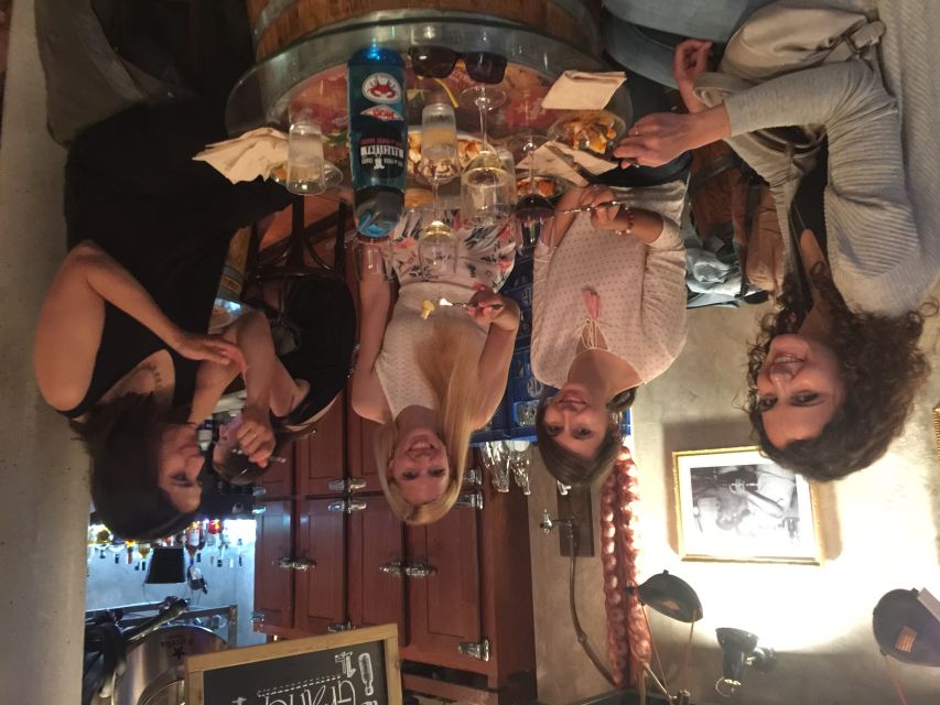 Barcelona: Market, Tasty Tapas/Food and Gothic History Tour - Seafood, the porrón, and the fun side of Spanish dining