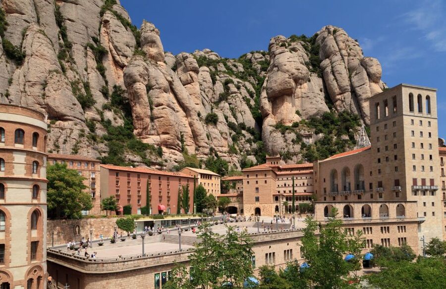 Barcelona: Montserrat & Sagrada Familia Guided Tour - Two major sights, one carefully packed day