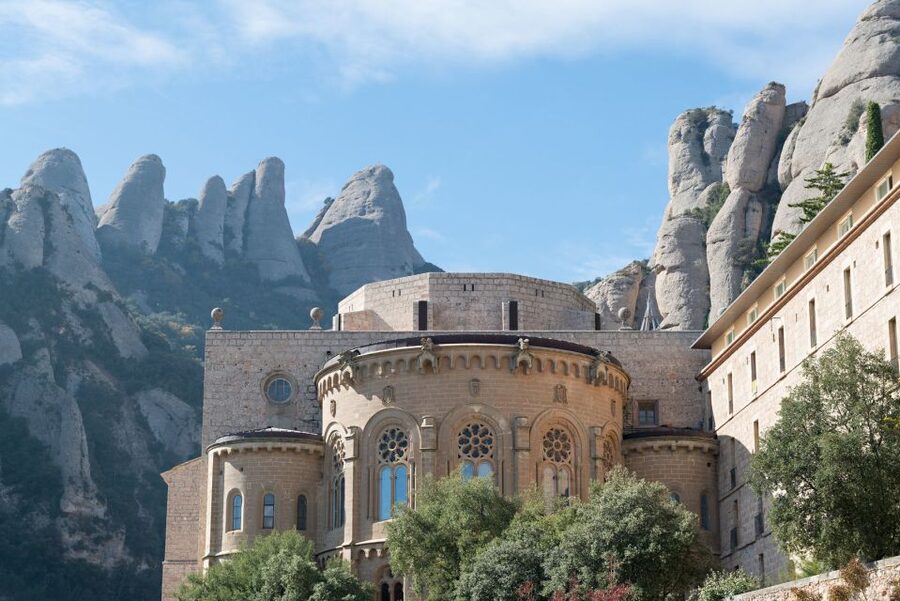 Barcelona: Montserrat & Sagrada Familia Guided Tour - Who should book this Barcelona combination