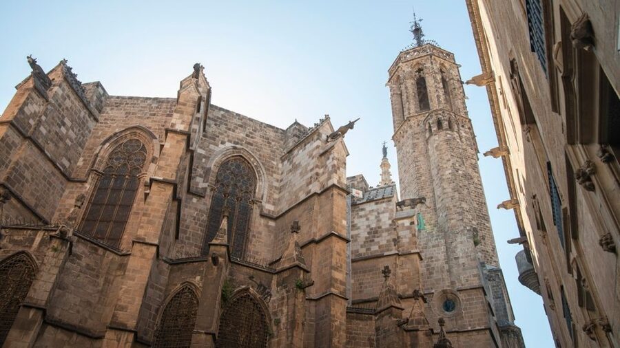 Barcelona: Old Town and Gothic Quarter Walking Tour - Barcelona Cathedral and Catalan Gothic design