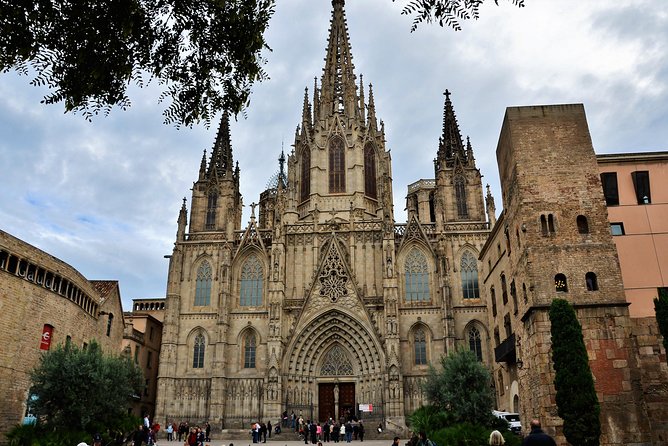 Barcelona Old Town & Gothic Quarter Small Group Tour - La Boqueria: a useful pause for food