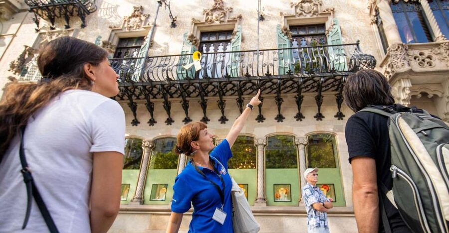 Barcelona: Old Town Walking Tour with Optional Casa Batlló - Plaça Catalunya as the transition point