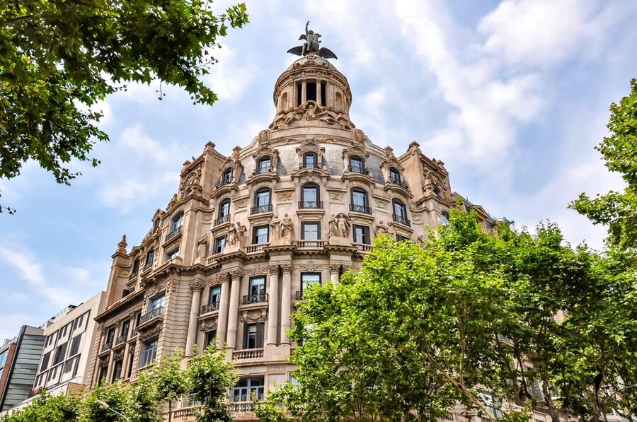 Barcelona: Old Town Walking Tour with Optional Casa Batlló - Passeig de Gràcia and Gaudís famous neighbors