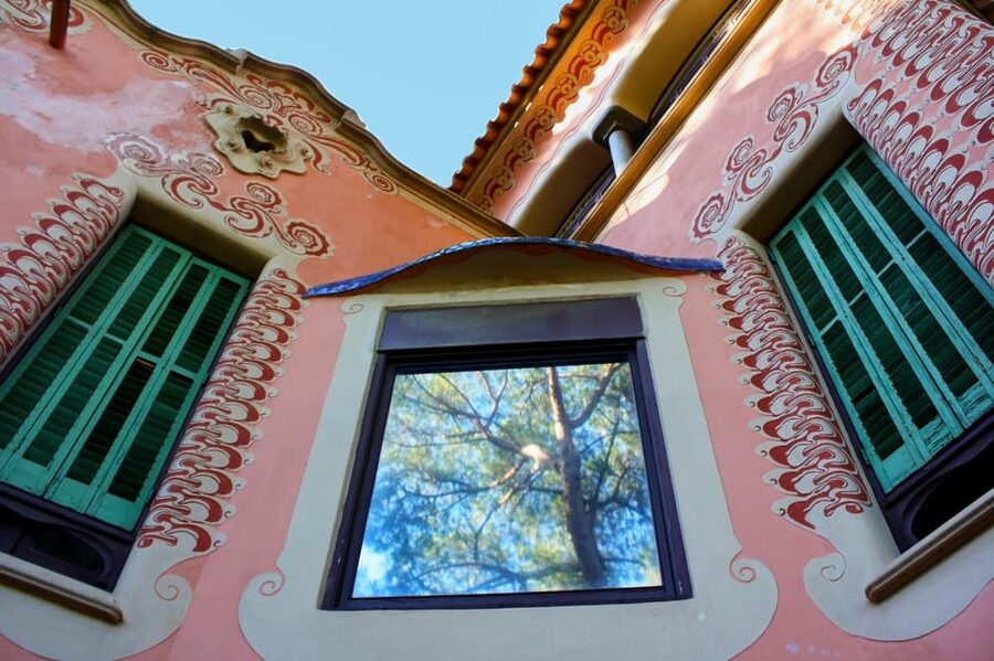 Barcelona: Park Güell and Gaudí House Museum Entry Ticket - Water, food, shade, and comfort