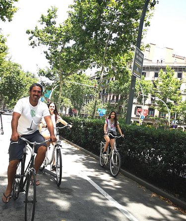 Barcelona Private Bike/eBike Tour & Sagrada Familia Tickets - What the private guide adds to the ride