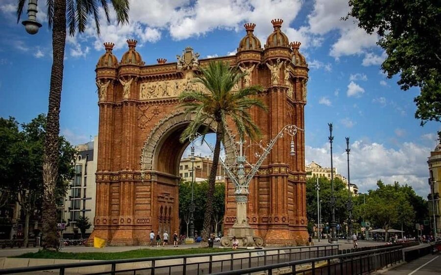 Barcelona Private City Tour: Sagrada Familia & Highlights - Key points at a glance