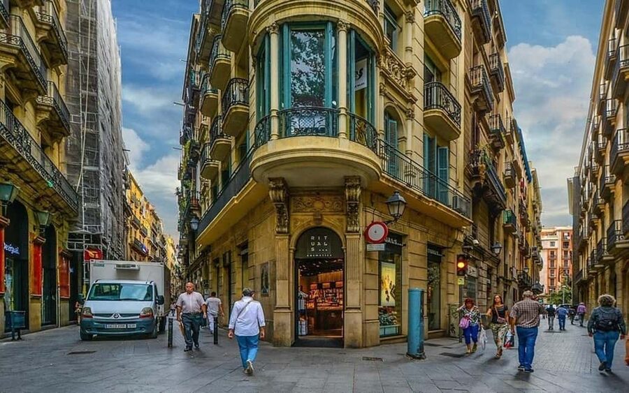 Barcelona Private City Tour: Sagrada Familia & Highlights - Montjuïc and the National Palace