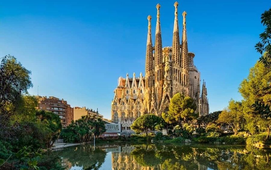 Barcelona Private City Tour: Sagrada Familia & Highlights - Sagrada Familia: the essential first stop