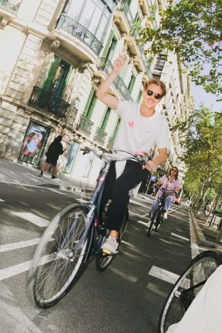 Barcelona Private E-Bike Tour (2.5h): Gaudí & City Stories - Arc de Triomf and the long ride along Passeig de Gràcia