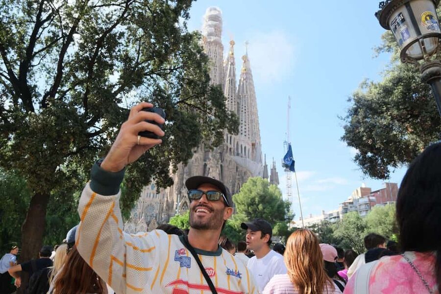 Barcelona Private E-Bike Tour (2.5h): Gaudí & City Stories - Torre Glòries and Rambla del Poblenou