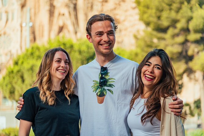 Barcelona : Private Photoshoot Outside Sagrada Familia - Timing, meeting point, and weather