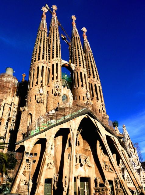 Barcelona: Private Sagrada Familia and Park Guell Tour - The guides are a major part of the experience