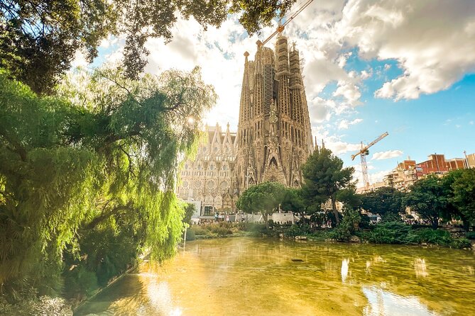 Barcelona: Private Sagrada Familia & Park Guell tour with Pickup - Private guiding and the people who shape the day