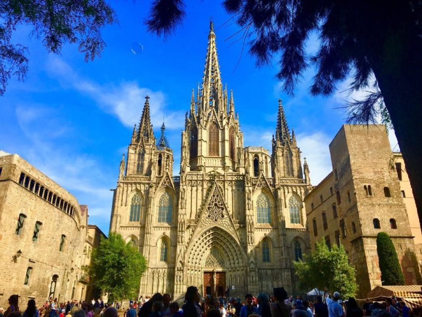 Barcelona: Private Tour of the Gothic Quarter - The pace, language, and practical details