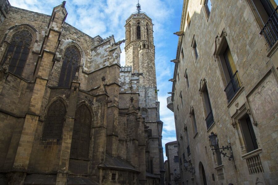 Barcelona: Private Tour of the Gothic Quarter - Entering the Gothic Quarter through narrow lanes