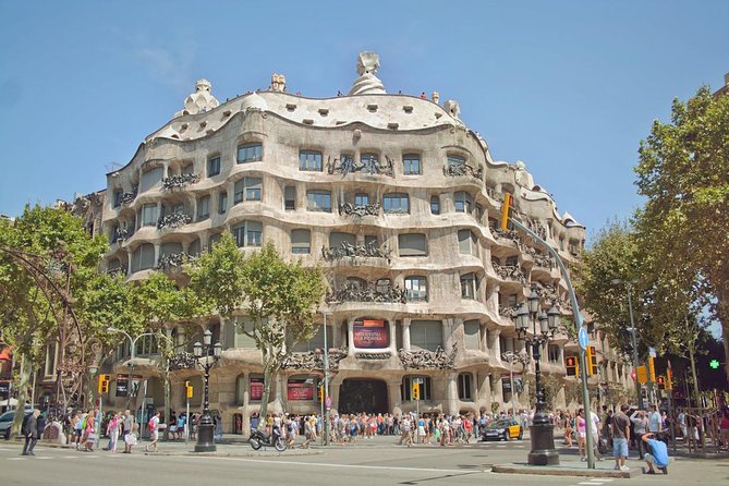 Barcelona Private Walking Tour with Skip the Line La Pedrera and Casa Batllo - Timing, meeting point, and practical planning