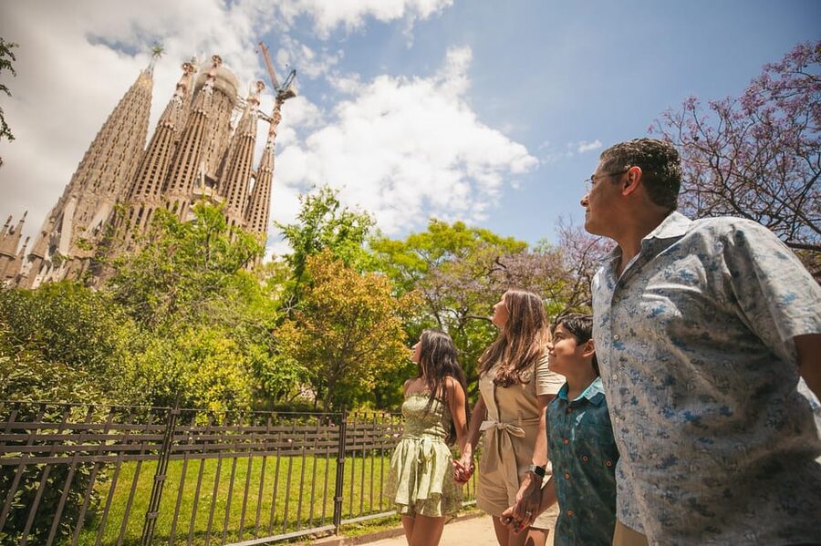Barcelona: Professional Photoshoot Outside Sagrada Familia - Key points to know before you book
