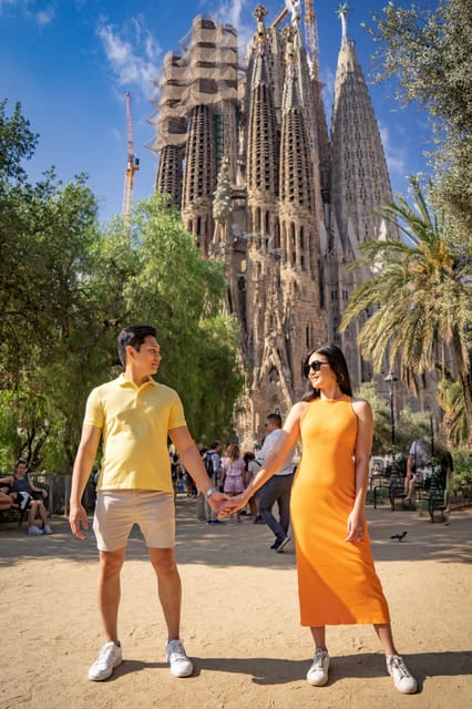 Barcelona: Professional Photoshoot Outside Sagrada Familia - How the photographers handle crowds and changing light