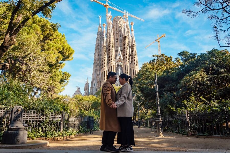 Barcelona: Professional Photoshoot Outside Sagrada Familia - The photographer names and what they suggest about the service